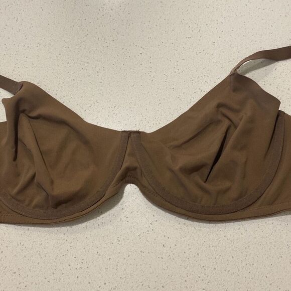 Skims bra size 34DDD ￼ - Picture 4 of 5